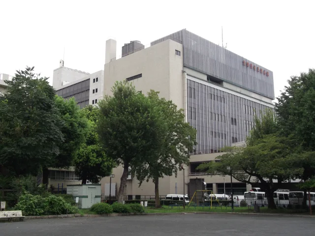 愛知県産業貿易館 · 名古屋市中区丸の内三丁目の愛知県産業貿易館本館を建物南側に隣接する本町公園内から撮影