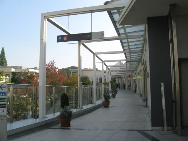 Hoshigaoka Terrace · 名古屋市の星が丘テラスWestの2階 (Upstairs Hoshigaoka Terrace in Nagoya, Japan)