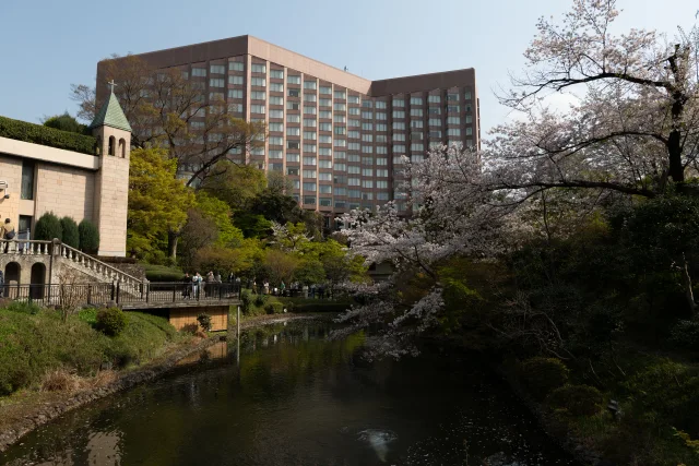 フォーシーズンズ・ホテル椿山荘東京 · 椿山荘庭園とホテル。左側の教会は結婚式場ガーデンチャペル「ヴァンヴェール」。池は幽翠池。山県有朋邸宅跡。