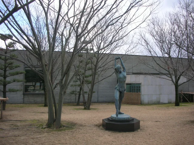 酒田市美術館 · 酒田市美術館入り口
