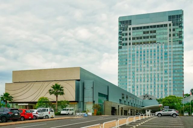 広島プリンスホテル · Photograph of the northwest side view of Grand Prince Hotel Hiroshima in Minami-ku, Hiroshima, Hiroshima Prefecture, Japan.