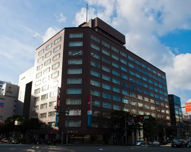 天神ビル · 福岡市天神に存在する天神ビル。