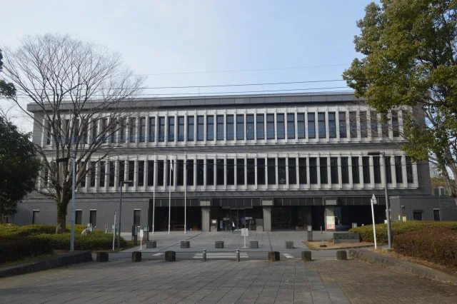 KUMAMOTO PREFECTURAL LIBRARY · 熊本県熊本市中央区出水2-5-1にある熊本県立図書館。