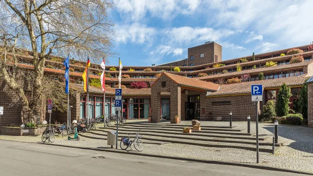 Maternushaus, Kardinal-Frings-Strasse 1-3 · Maternushaus, Kardinal-Frings-Straße 1-3. Köln