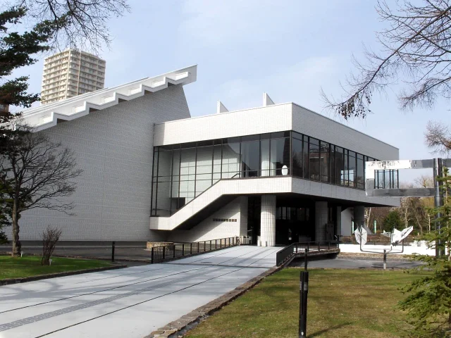 Hokkaido Museum of Modern Art · 北海道札幌市、北海道立近代美術館。2007年4月。