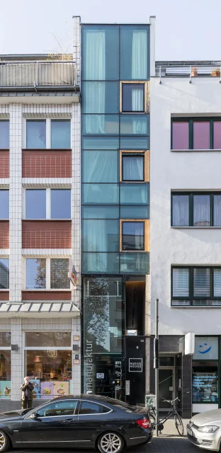 Wohn- und Geschäftshaus Eigelstein 115, Köln · Wohn- und Geschäftshaus Eigelstein 115, Köln. Architekten: b&k+ Arno Brandlhuber & Bernd Kniess + Uwe Schnatz, Bauzeit: 1996-97