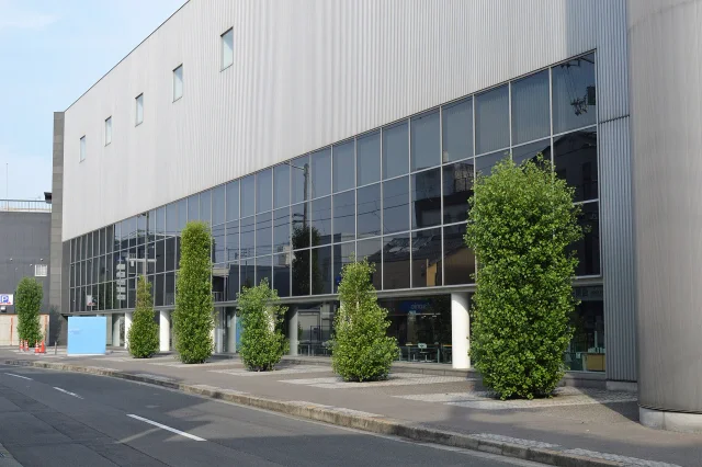 丸亀市猪熊弦一郎現代美術館・丸亀市立図書館及び丸亀駅南駐輪場 · 丸亀市立中央図書館。