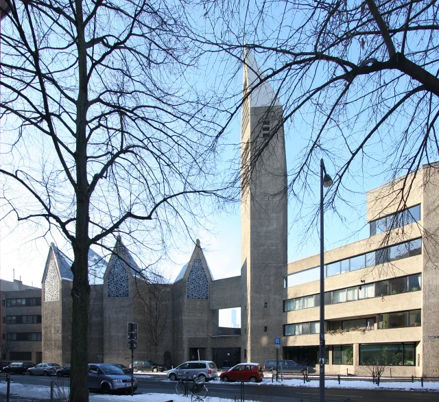 St. Gertrud, Krefelder Straße · Katholische Kirche St. Gertrud in Köln, Ostseite mit Turm