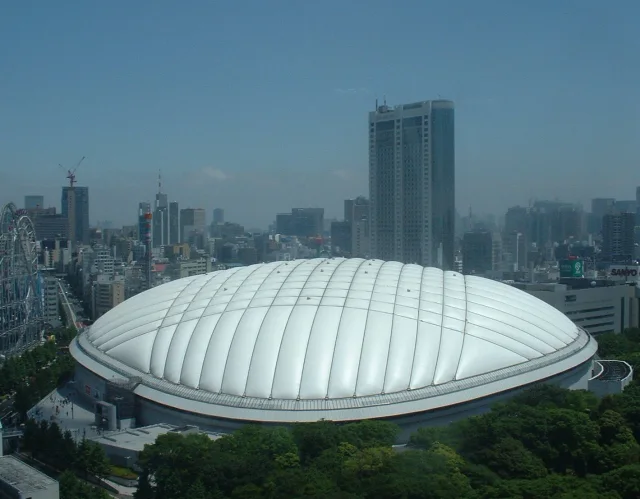 TOKYO DOME "BIG EGG" · 投稿者が2006年5月に現地訪問し、撮影（中央大学の後楽園キャンパスの校舎から許可を得て撮影）