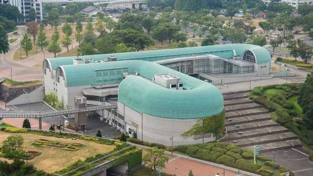 Kitakyushu Municipal Central Library · 北九州市立中央図書館及び北九州市立文学館 撮影場所：福岡県北九州市小倉北区城内4番1号 設計者：磯崎新