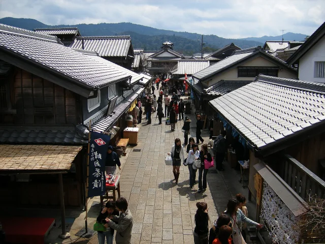 おはらい町・おかげ横丁 · Okage Yokocho , Ise city, Mie prefecture, March 30, 2006. Spring vacation for university students so many young people (like the groups of girls) on the picture.