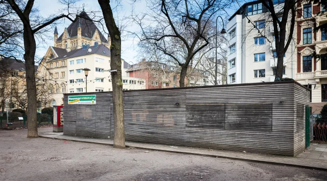 Veedelstreff am Rathenauplatz Roonstr. Köln · Veedelstreff am Rathenauplatz, Bürgerpavillon der Bürgergemeinschaft Rathenauplatz e.V. , im Sommer genutzt für den durch den Nachbarschaftsverein betriebenen Biergarten. Architekt: Wolfgang Felder, Kölner Architekturpreis 2000