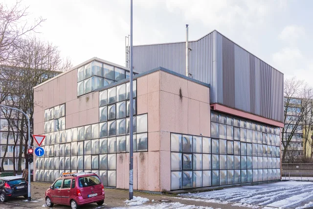 Galeriehaus ads 1a, An der Schanz 1a · Galeriegebäude „ads1a“, Ehemaliges Umspannwerk, An der Schanz 1a, Köln-Riehl. Architekt Umbau: bernd kniess, architekten und stadtplaner, Köln. Baujahr späte 1970er Jahre, Umbau 2002. Kölner Architekturpreis 2003